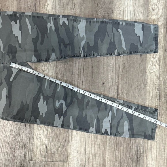 DEMOCRACY “Ab”technology Camo Cropped Pants (Size 8) - Picture 5 of 13